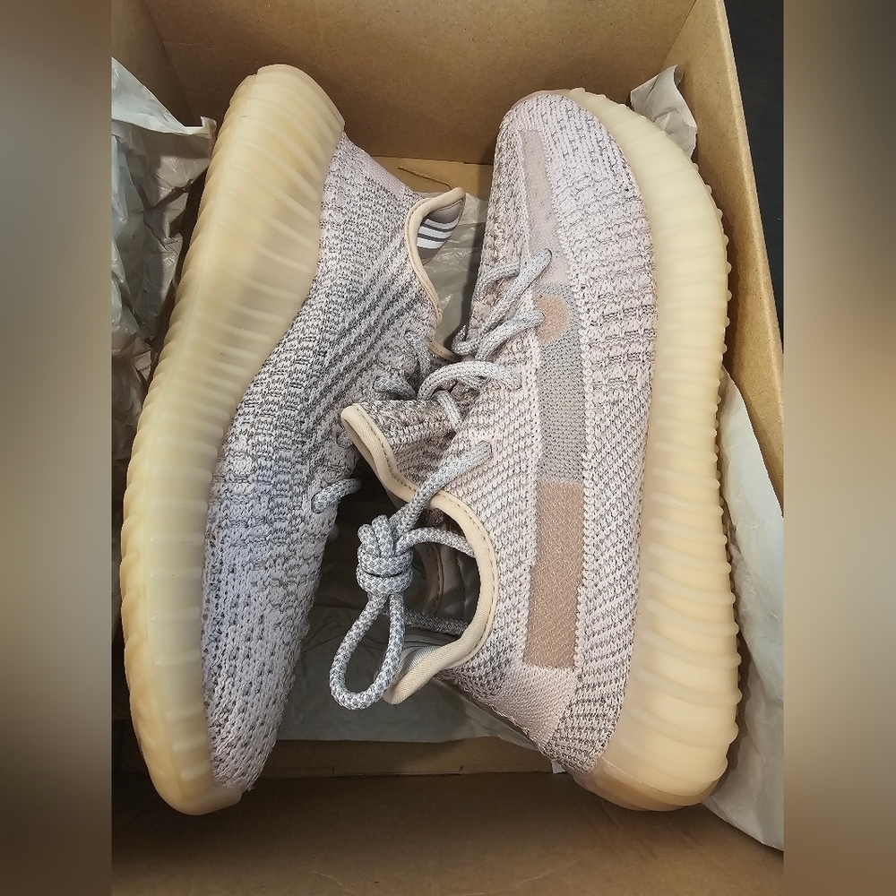 Yeezy Boost 350 V2 Sneakers . US Size 5 - Picture 13 of 14